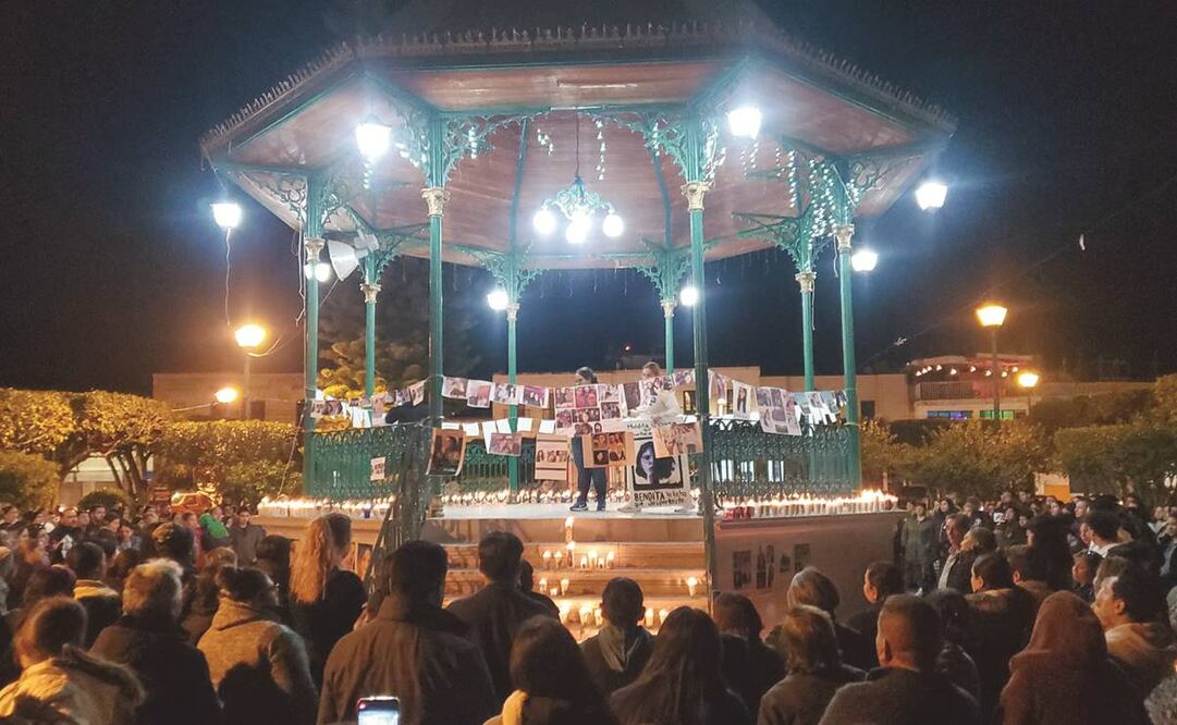 En el kiosco de Colotlán amigos y familiares de las cuatro víctimas colocaron velas. Foto: Especial