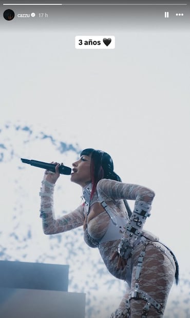 Cazzu comparte foto de cuando anunció que estaba embarazada en el 2023, durante un concierto en Argentina.