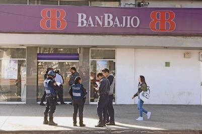 Los amaga y roba banco en la Doctores; logra huir con botín