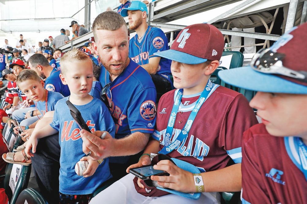 El jugador de los Mets convivió con peloteritos y dio consejos a los que tienen sueños ligamayoristas. Foto: GENE J. PUSKAR. AP