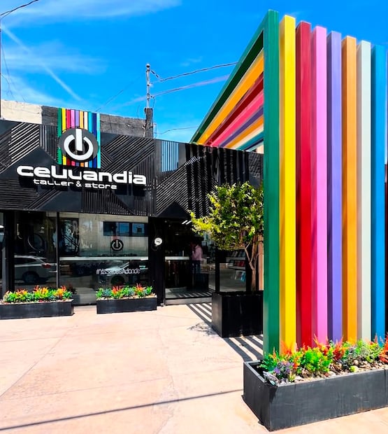 Después de las sanciones de la OFAC, esta tienda de celulares sigue operando en Los Mochis, Sinaloa.