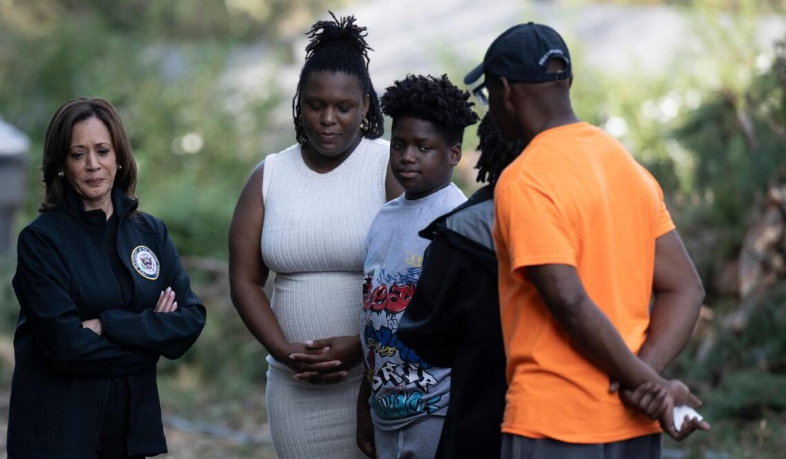 La vicepresidenta de EU,. Kamala Harris habla con miembros de la comunidad mientras observa los daños causados por el huracán Helene, en el barrio de Meadowbrook de Augusta, Georgia, el 2 de octubre de 2024. Foto: AFP