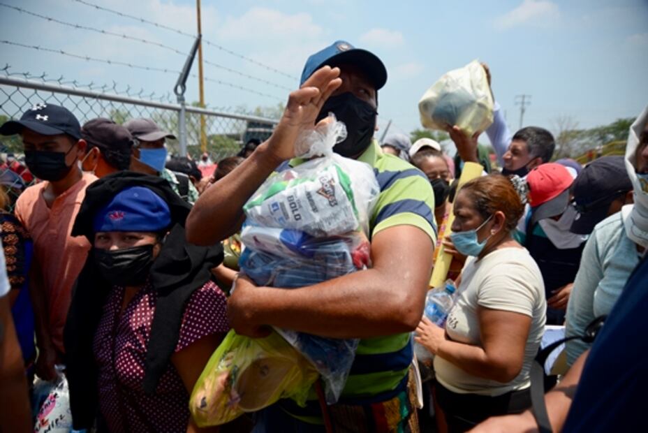 Maestros y estudiantes protestan para pedir la liberación de los normalistas de Mactumatzá