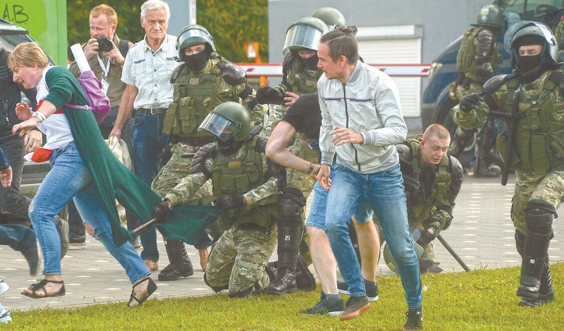 Policías bielorrusos arrestaron a manifestantes durante una protesta por la reelección del presidente, en Minsk. EFE 