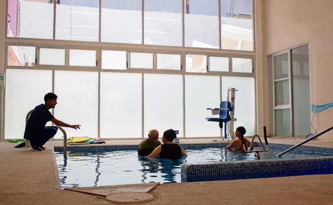 En la Casa de las 3R, ubicada en la colonia Buenos Aires, alcaldía Cuauhtémoc, se brindan terapias de rehabilitación en alberca de forma gratuita. Foto: Fernanda Zamora / EL UNIVERSAL