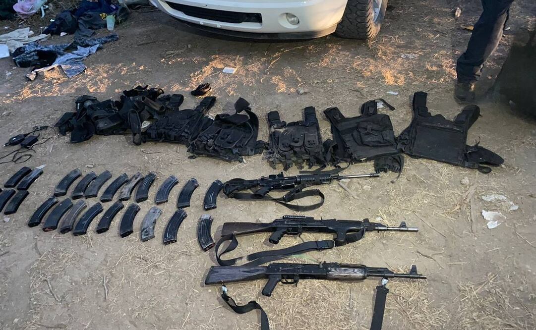 La Guardia Estatal aseguró 5 vehículos donde se encontraron armas, chalecos tácticos, cargadores, etc. / Foto: Especial