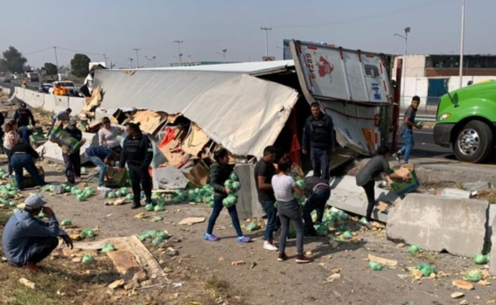 Tras volcadura, captan rapiña de lechugas y apio en Neza