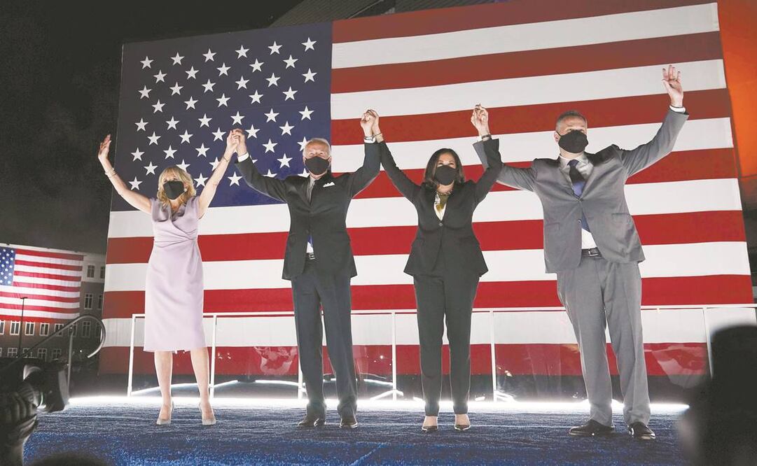 Jill y su esposo, el candidato presidencial demócrata Joe Biden; la candidata vicepresidencial Kamala Harris y su marido, Doug, al finalizar anoche la Convención Nacional del partido, en Wilmington, Delaware. Foto: OLIVIER DOULIERY. AFP