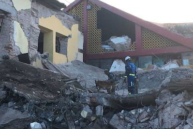 Con perros, buscan a policía bajo los escombros en Juchitán