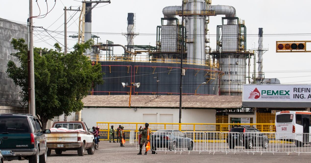 Aseguran auto con explosivos tras amenazas a refinería de Salamanca