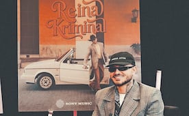 Kapo hace amable la vida con su “afro rosa”