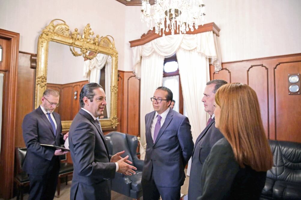 El gobernador de Querétaro, Francisco Domínguez Servién, durante una reunión con directivos de la empresa automotriz alemana (CORTESÍA GOBIERNO DE QUERÉTARO)