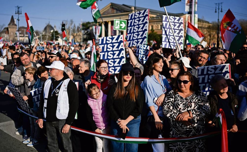 Partidarios del líder opositor Péter Magyar, durante una marcha en Budapest, el 15 de marzo pasado. Foto: Denes Erdos/AP