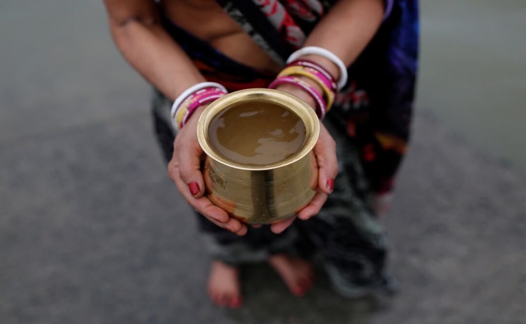 A Hindu devotee carries water from the river Ganges in Kolkata, India - Photo: Danish Siddiqui/REUTERS
