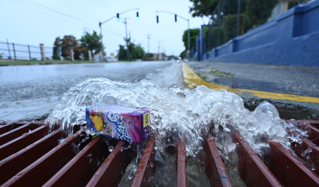 Las fuertes corrientes de agua se deslizan por las calles de Jamaica debido a la presencia del huracán Beryl. Foto: EFE