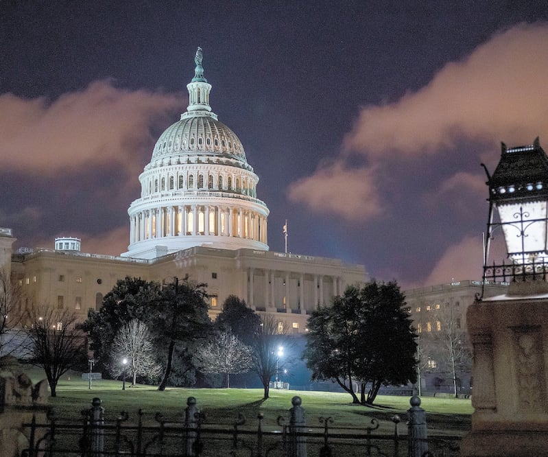 Dos imágenes del ataque contra la base de Ayn al Asad, en Irak, mostradas por la televisión iraní. A la derecha, el Capitolio, donde legisladores exigen bajar la escalada de Trump con Teherán. Foto: EFE, REUTERS Y AP