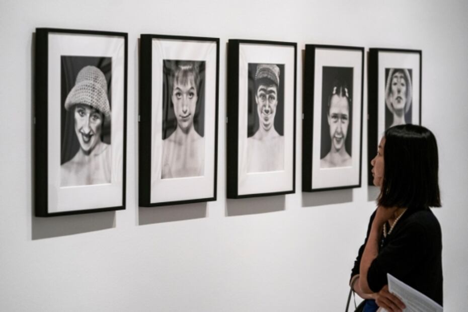 El equívoco narcisismo de Cindy Sherman, en el centro de sus fotografías
