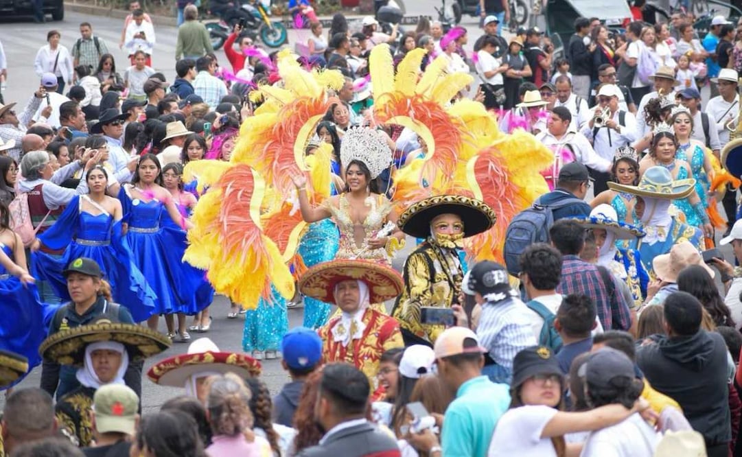 Entre música, colores y máscaras, el Zócalo vibra; carnavales celebran tradición.
Foto: Santiago Cadena / EL UNIVERSAL