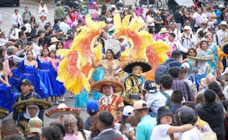 Entre música, colores y máscaras, el Zócalo vibra; carnavales celebran tradición