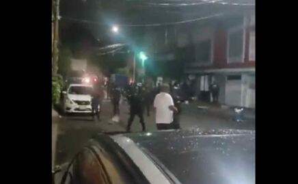 VIDEO: Tras cateo, apedrean a policías de la CDMX en Peñón de los Baños