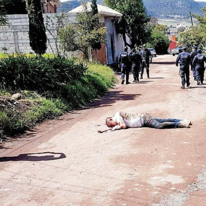 Una de las víctimas estaba tendida en el piso cuando llegaron los cuerpos policiacos, quienes detectaron que presentaba heridas de bala. (CORTESÍA)