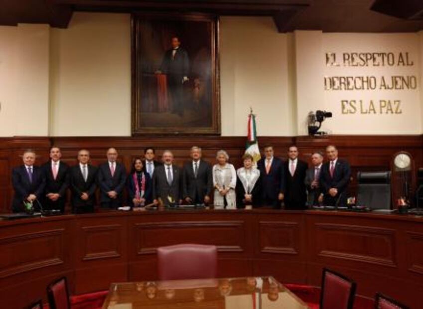 AMLO plantea a ministros bajar sueldos; responden con reducción de 5 mmdp