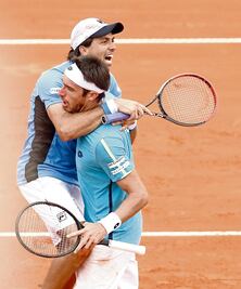 Argentinos se resisten a caer 