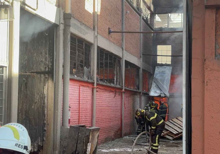 Incendio en fábrica de telas en la alcaldía Azcapotzalco. Foto: Juan Carlos Williams / EL UNIVERSAL