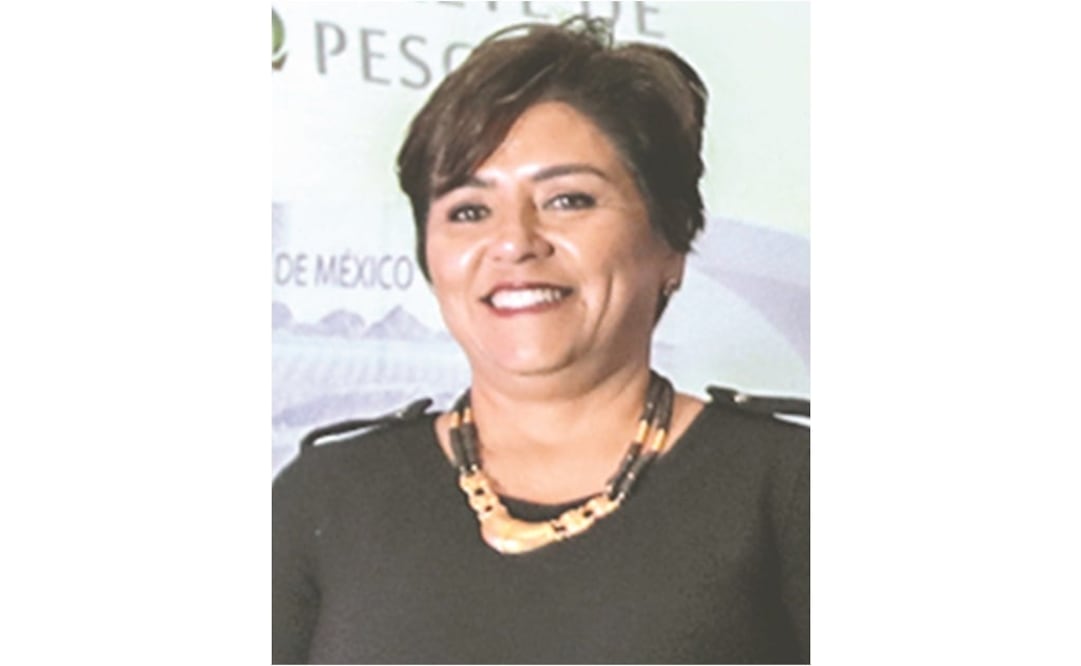 Una mujer firma billetes de 500