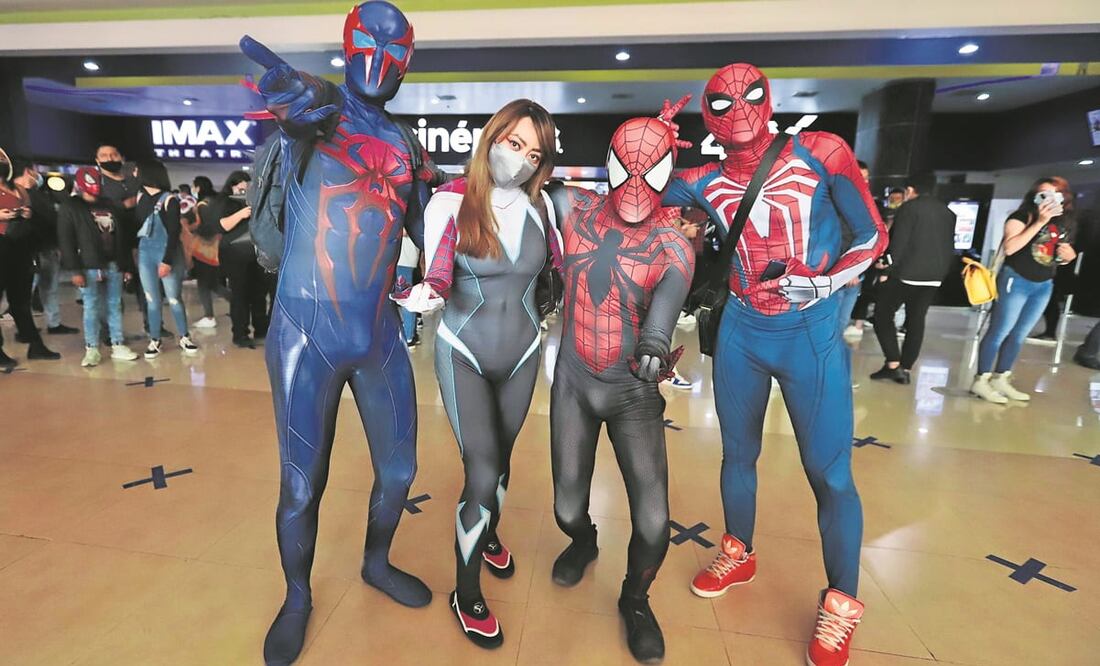 Algunos compraron su boleto con anticipación, como estos amigos en la alcaldía Cuauhtémoc. Foto: Berenice Fregoso. EL UNIVERSAL