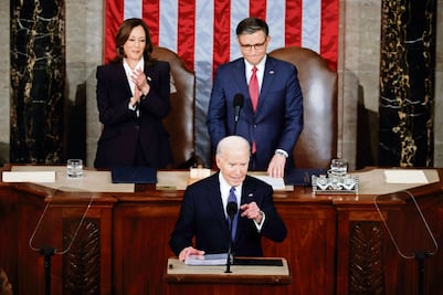 Biden llama a unión en defensa de la democracia