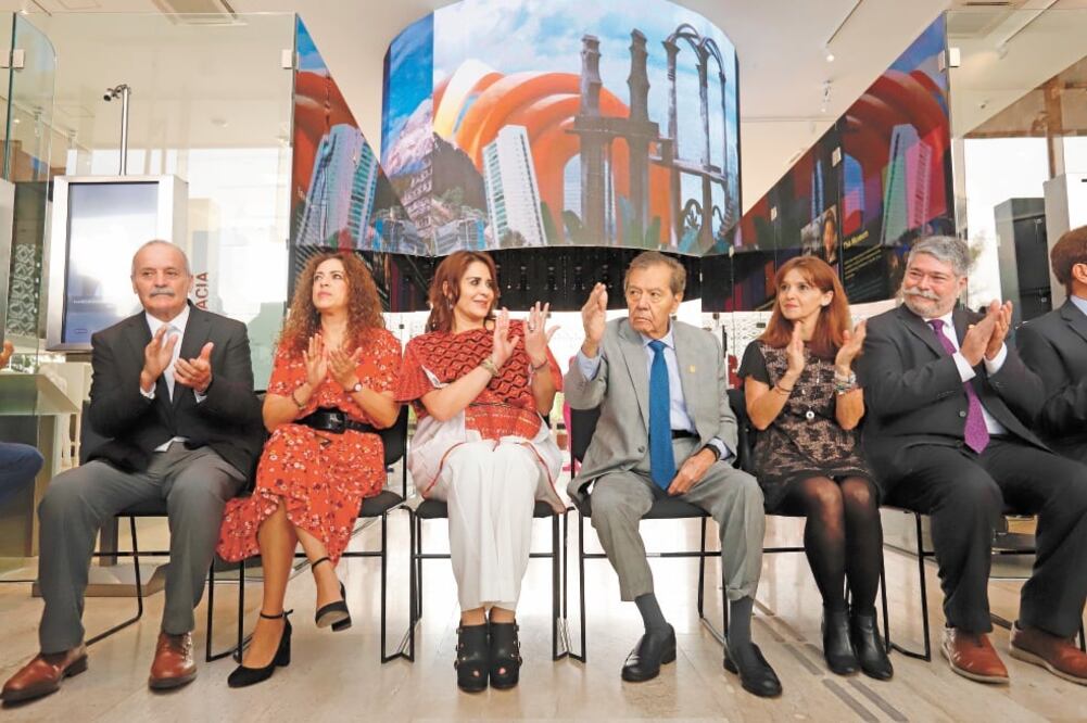 Porfirio Muñoz Ledo inauguró la exposición fotográfica dedicada a su trayectoria política, titulada Su tiempo, su vida, su visión, en el Museo Legislativo de la Cámara de Diputados. Foto: BERENICE FREGOSO/EL UNIVERSAL