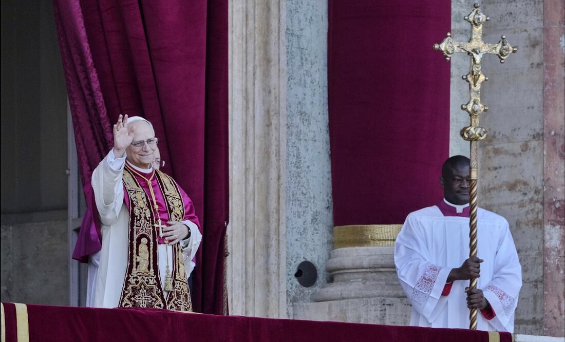 El papa León XIV saluda desde el balcón central de la Basílica de San Pedro tras ser elegido el 267 pontífice de la Iglesia Católica, en el Vaticano, el jueves 8 de mayo de 2025. Foto: AP