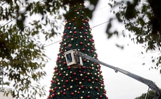 Belén vuelve a iluminar su árbol de Navidad después de dos años; ceremonia honra a víctimas de Gaza