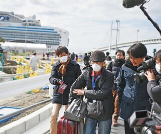 Acaba cuarentena; pasajeros salen del crucero