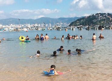 Turista muere ahogada en playa Icacos en Acapulco; había advertencia de no entrar por el fenómeno de mar de fondo