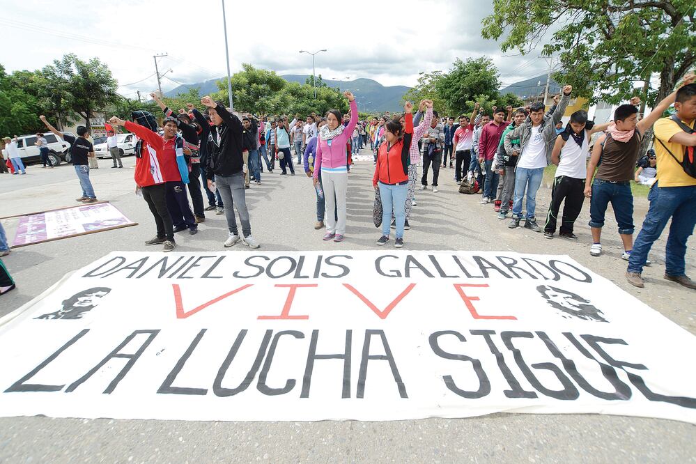 Los familiares de los jóvenes desaparecidos marcharon por la “ruta de la mue rte”, en Iguala, para exigir la verdad sobre este caso (DASSAEV TÉLLEZ. EL UNIVERSAL)