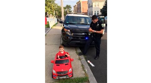 "Multan" a niño de un año por conducir un Mercedes 