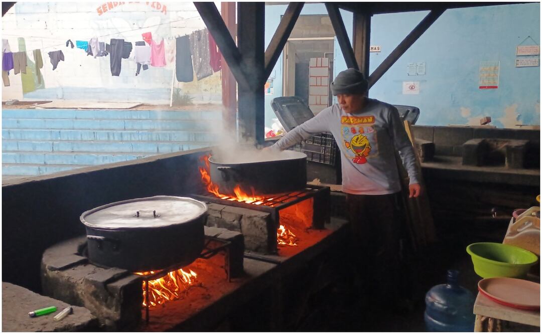 El hondureño Adonis García declara que decidió encargarse de la cocina, ya que esta forma, pasa el día en el fuego y así no sufre por el frío en Tamaulipas (21/01/2025). Foto: Especial