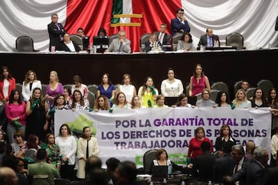 Con cacerolas, cucharas y guantes verdes, diputadas protestan por derechos de trabajadoras del hogar