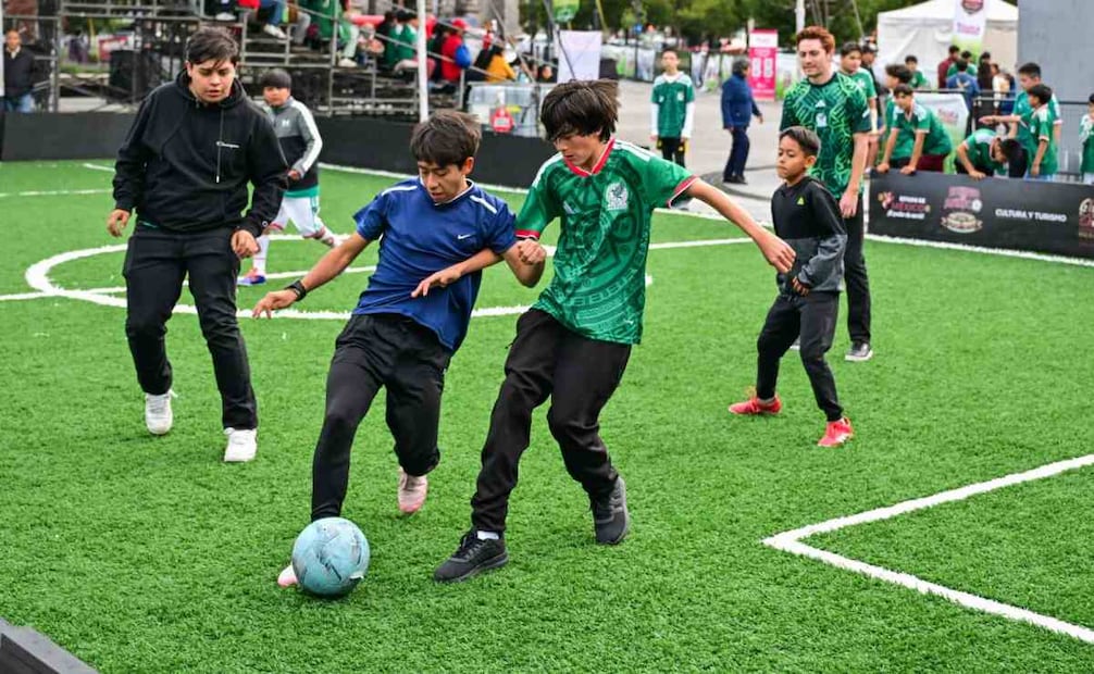 Además de disfrutar de la transmisión, niñas y niños participaron en retas de futbol y actividades recreativas. Foto: Especial.