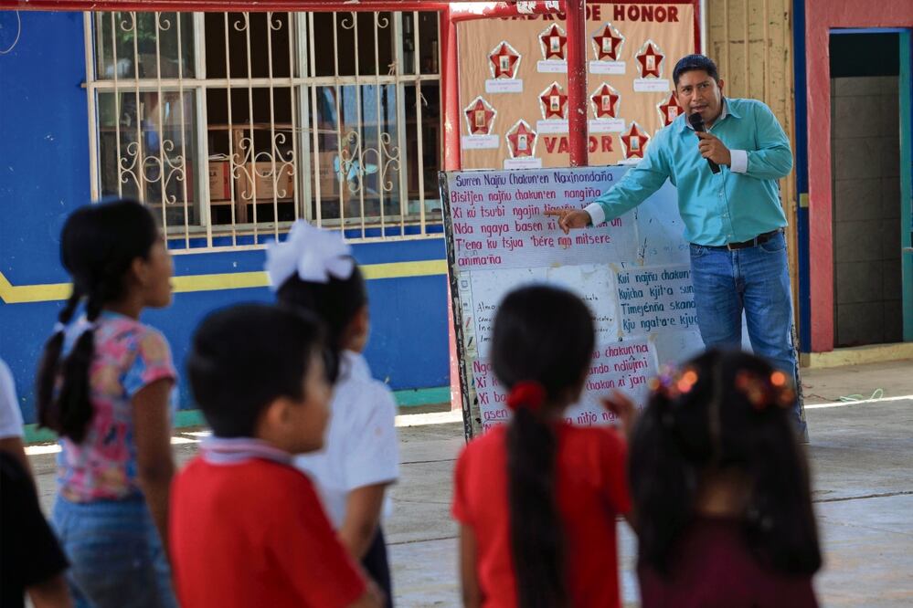 Los profesores de la institución tuvieron que capacitarse puesto que, aunque varios entendían el mazateco, no sabían escribirlo y menos enseñarlo