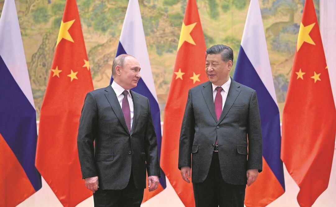 El presidente ruso Vladimir Putin (izquierda) y el mandatario chino Xi Jinping, durante su reunión en Beijing. Foto: AFP.