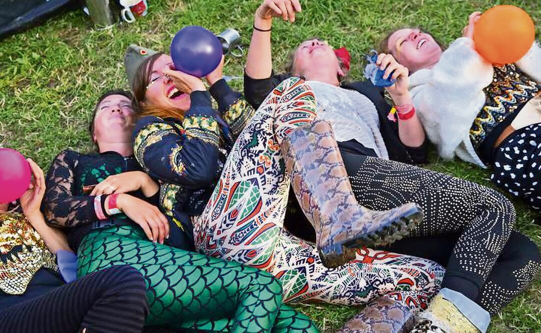 Imagen ilustrativa de jovenes consumiendo el "gas de la risa". Foto: Archivo EL UNIVERSAL.