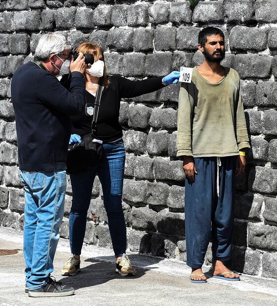 Autoridades italianas identificaron a los migrantes tras su desembarco. Foto: AP
