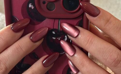 Uñas tipo ojo de gato. Foto: Instagram @chloemillinsonnails