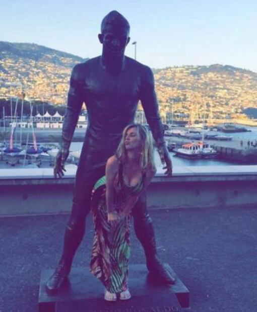 Atributos de la estatua de Cristiano atraen a los turistas