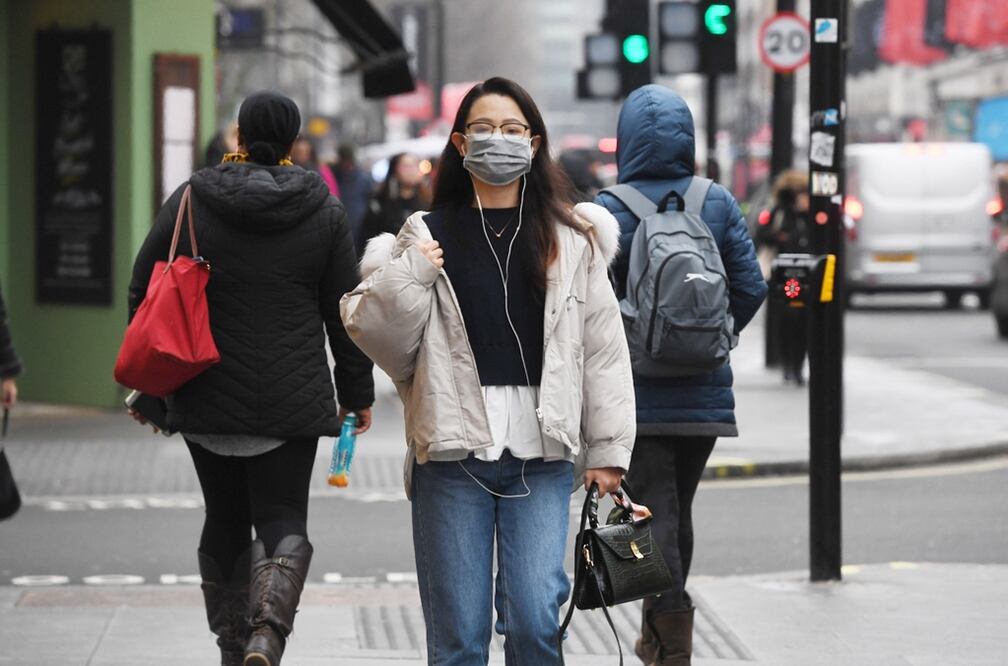 Un peatón con un cubrebocas en el centro de Londres. Autoridades están prevenidos ante la propagación del coronavirus. Foto: EFE