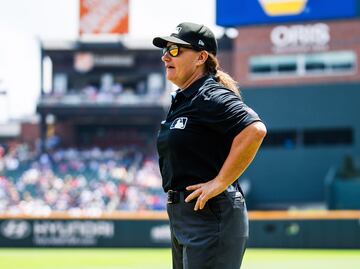 MLB: Jen Pawol hace historia al convertirse en la primera mujer umpire en Grandes Ligas; su gorra fue donada a Cooperstown