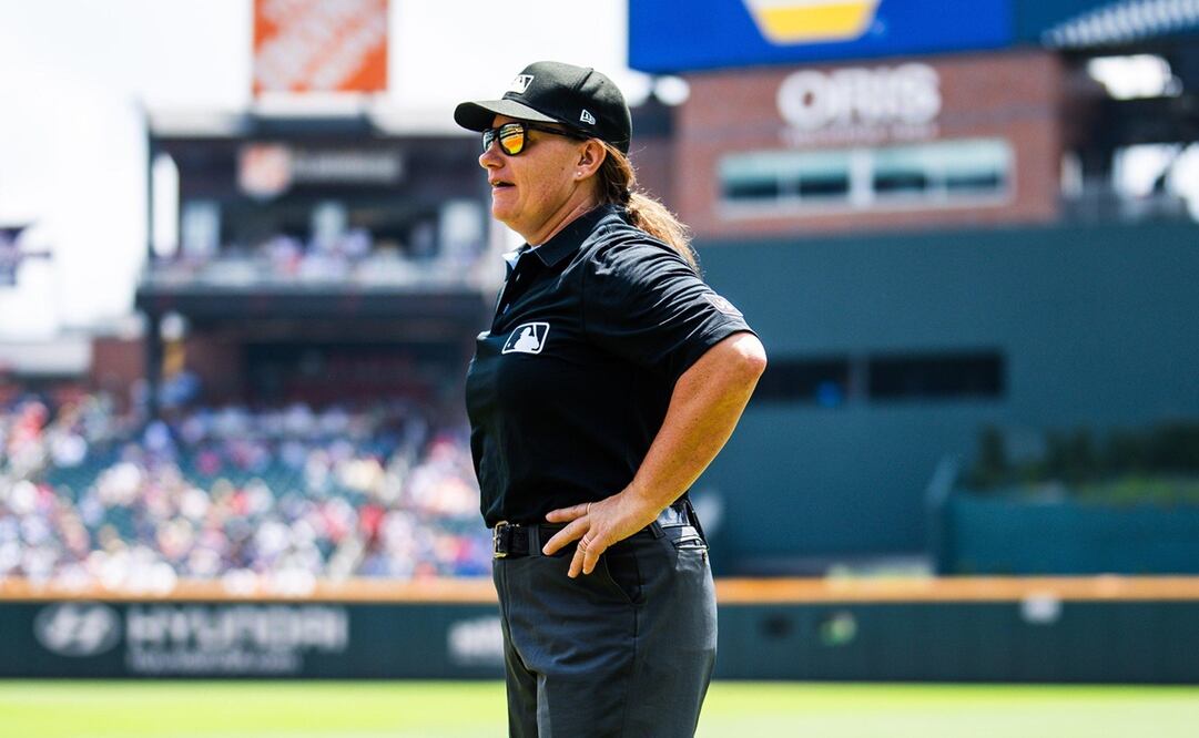 Jen Pawol se convirtió en la primera mujer umpire en un juego oficial de Grandes Ligas | FOTO: @braves